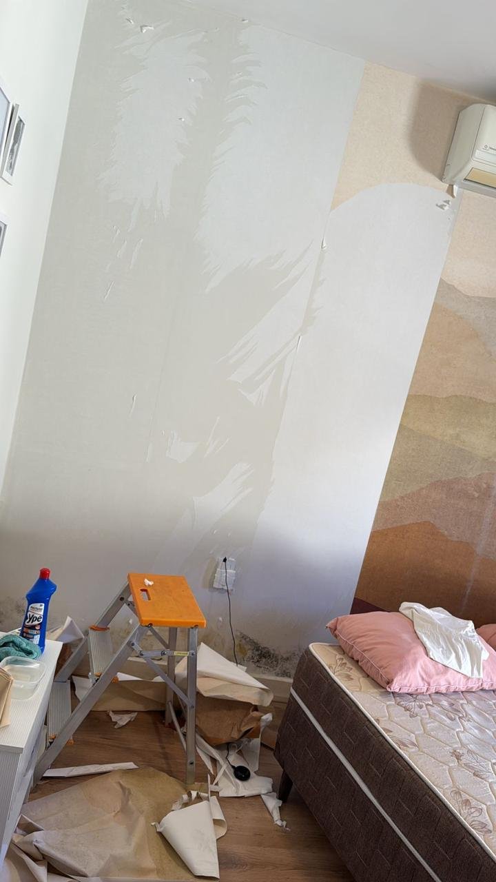 Remoção do revestimento decorativo durante a preparação da parede.