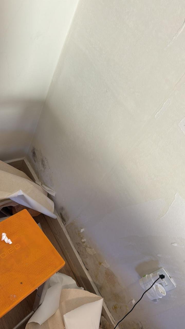 Condição da parede junto ao rodapé antes da renovação do acabamento.