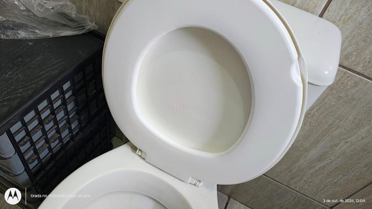 Assento e tampa instalados no vaso sanitário.