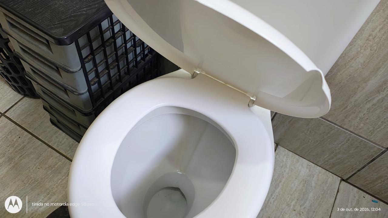 Vista do assento sanitário no banheiro atendido pela CRP.
