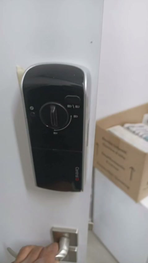 Fechadura eletrônica instalada em porta de acesso.