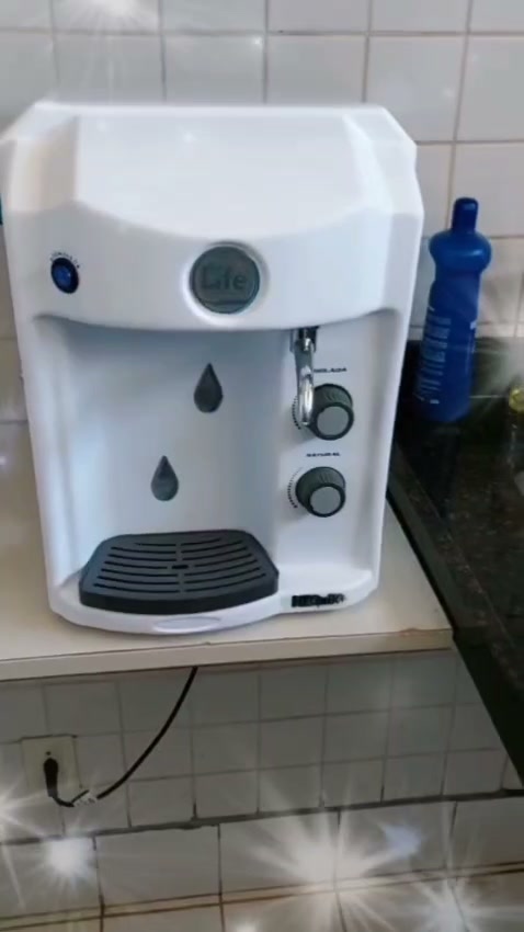 Técnico realizando manutenção em purificador de água.